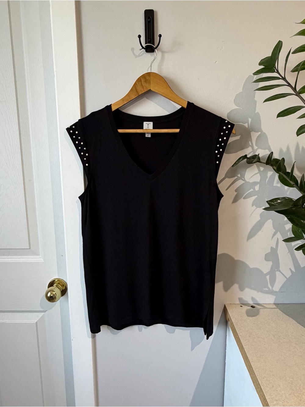 Tristan Sz M V-Neck Cap Sleeve Top with Pearl and Silver Sleeve Accents